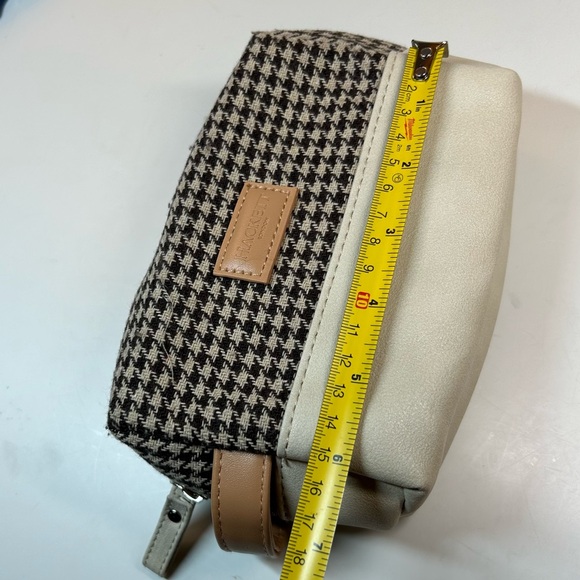 Hackett London Turkish Airlines Business Class Amenity Kit, Toiletry Bag. - Picture 5 of 7